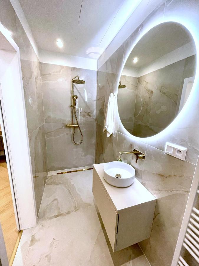 Stylish 3 Bedroom Apartment In The Hearth Of City Center With History Bratislava Dış mekan fotoğraf
