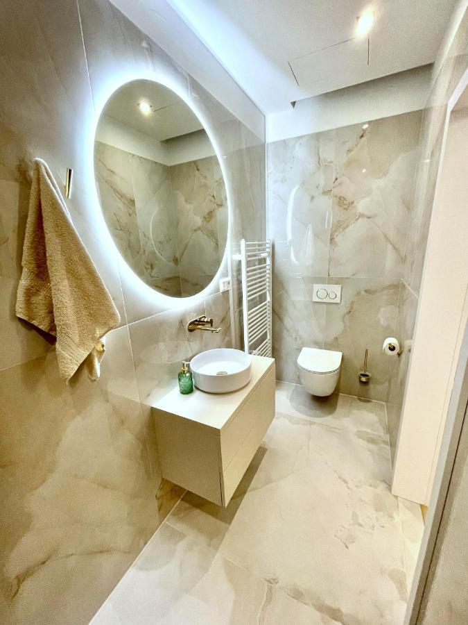 Stylish 3 Bedroom Apartment In The Hearth Of City Center With History Bratislava Dış mekan fotoğraf