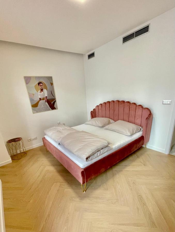 Stylish 3 Bedroom Apartment In The Hearth Of City Center With History Bratislava Dış mekan fotoğraf