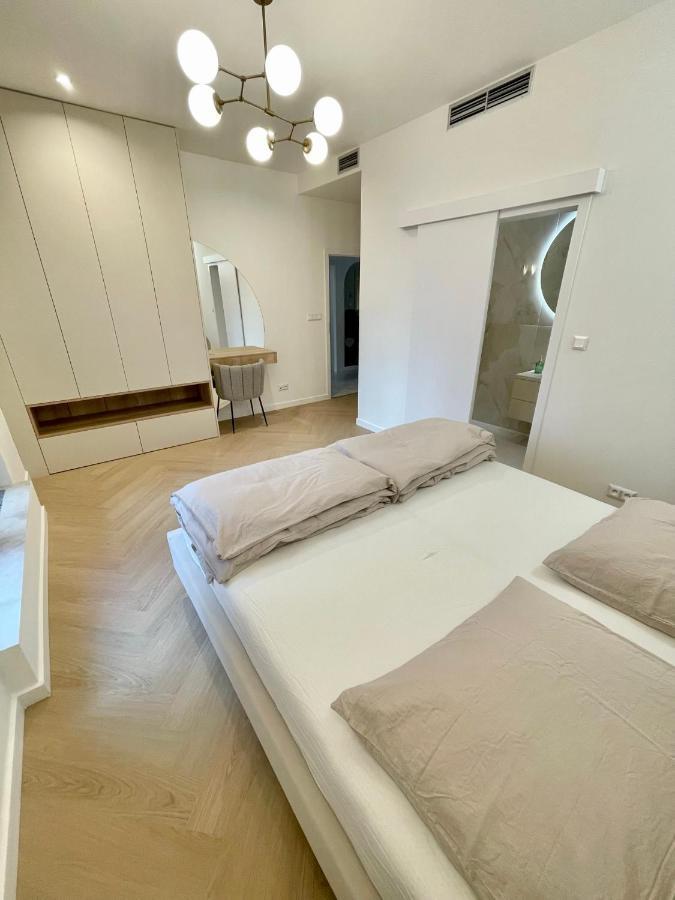 Stylish 3 Bedroom Apartment In The Hearth Of City Center With History Bratislava Dış mekan fotoğraf